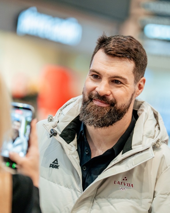 Olimpieši prezentē Latvijas olimpiskās komandas tērpus 385204
