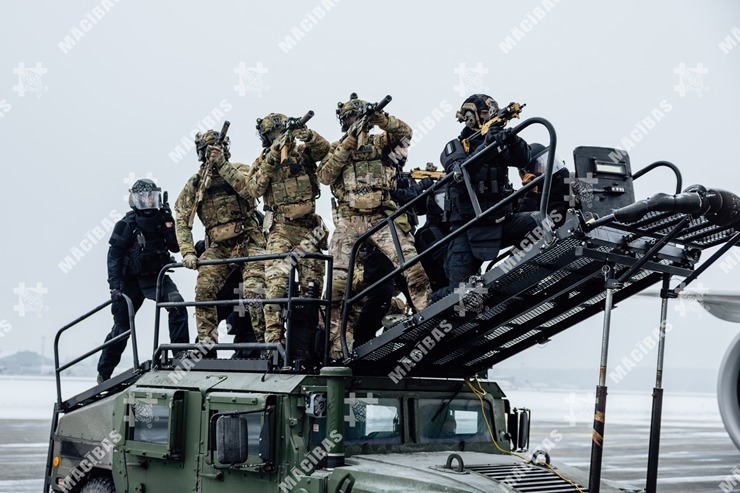 Mācībās Rīgas lidostā stiprina vairāku dienestu sadarbību ārkārtas situācijās. Foto: NBS SPECOP 386406