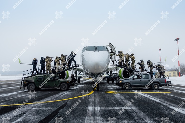Mācībās Rīgas lidostā stiprina vairāku dienestu sadarbību ārkārtas situācijās. Foto: NBS SPECOP 386398