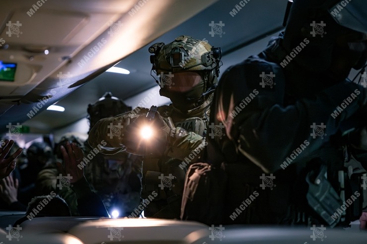 Mācībās Rīgas lidostā stiprina vairāku dienestu sadarbību ārkārtas situācijās. Foto: NBS SPECOP 386404
