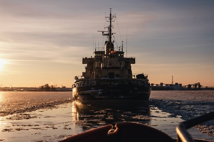 Šogad Rīgas jūras līcī uz pilnu jaudu strādā ledlauzis «Varma», atbrīvojot ceļu citiem kuģiem. Foto: Rop.lv 386450