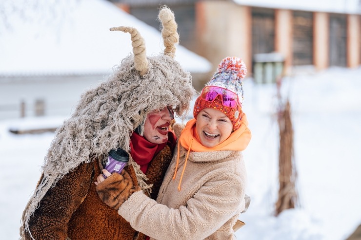 Meteņdienas svinībās tiek jautri atzīmētas Turaidas muzejrezervātā. Foto: Edgars Semanis 386451