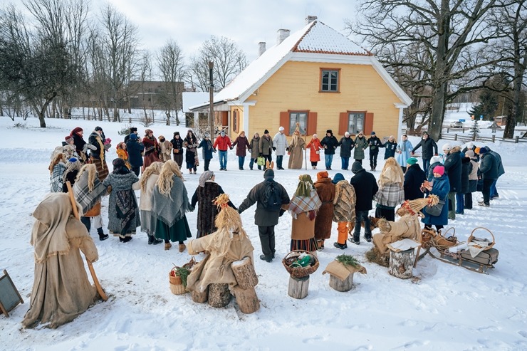 Meteņdienas svinībās tiek jautri atzīmētas Turaidas muzejrezervātā. Foto: Edgars Semanis 386464