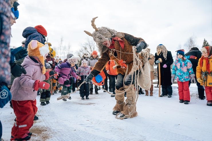 Meteņdienas svinībās tiek jautri atzīmētas Turaidas muzejrezervātā. Foto: Edgars Semanis 386477