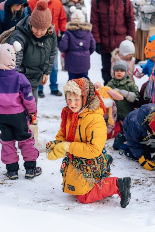 Meteņdienas svinībās tiek jautri atzīmētas Turaidas muzejrezervātā. Foto: Edgars Semanis 386478
