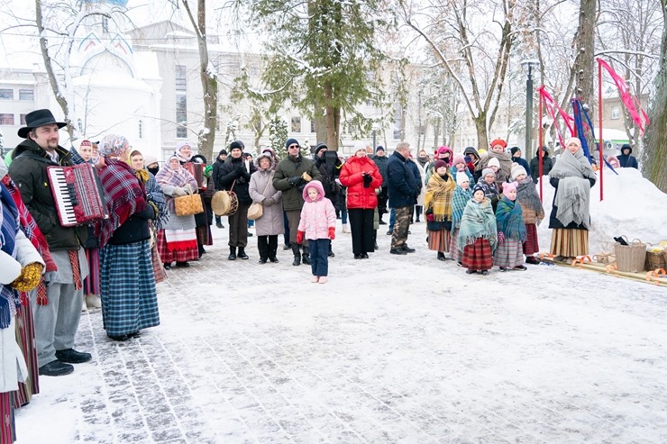 Daugavpils  A. Pumpura skvērā tika lustīgi aizvadīts Aizgavēnis! Foto: Margarita Vigule 386580