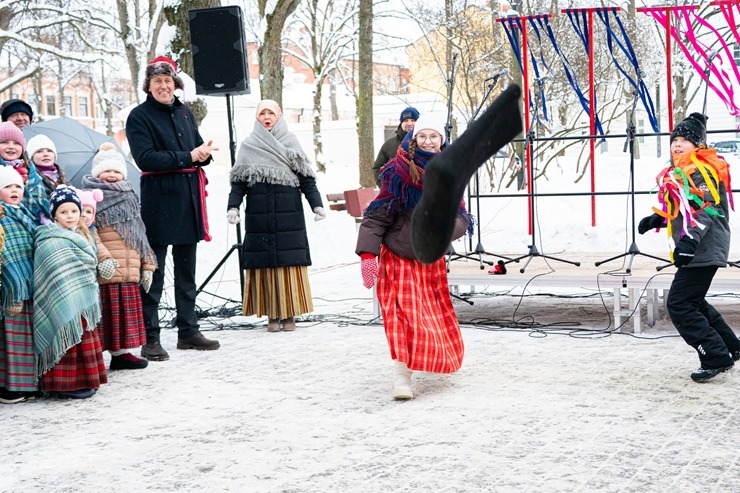 Daugavpils  A. Pumpura skvērā tika lustīgi aizvadīts Aizgavēnis! Foto: Margarita Vigule 386582