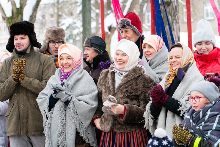 Daugavpils  A. Pumpura skvērā tika lustīgi aizvadīts Aizgavēnis! Foto: Margarita Vigule 386588