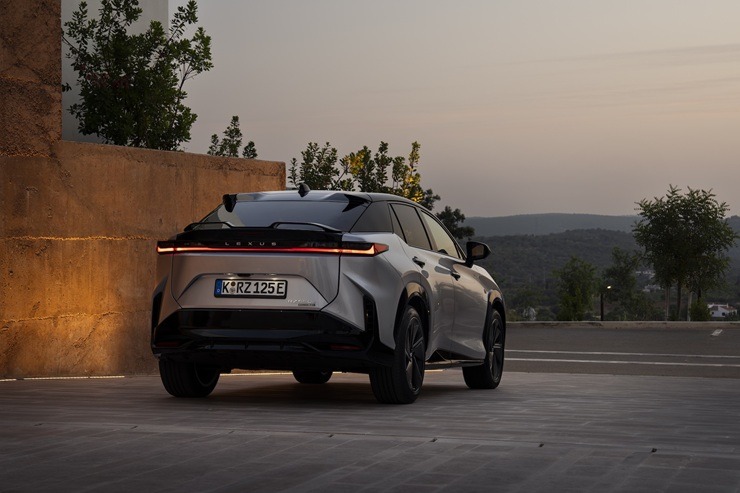 Salonos ir ieradies jaunais pilnībā elektriskais «Lexus RZ» 386851