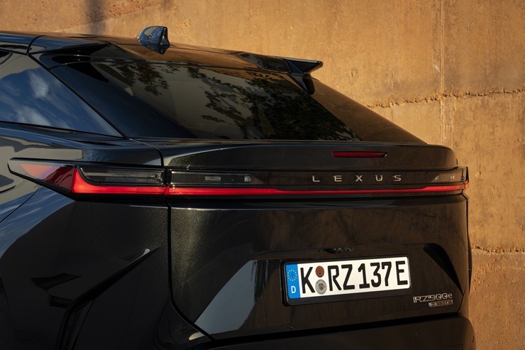 Salonos ir ieradies jaunais pilnībā elektriskais «Lexus RZ» 386844