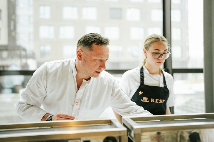 Ieskats šampanieša un gastronomijas saderības simpozijā un konkursā «Chefs + Champagne» 387486