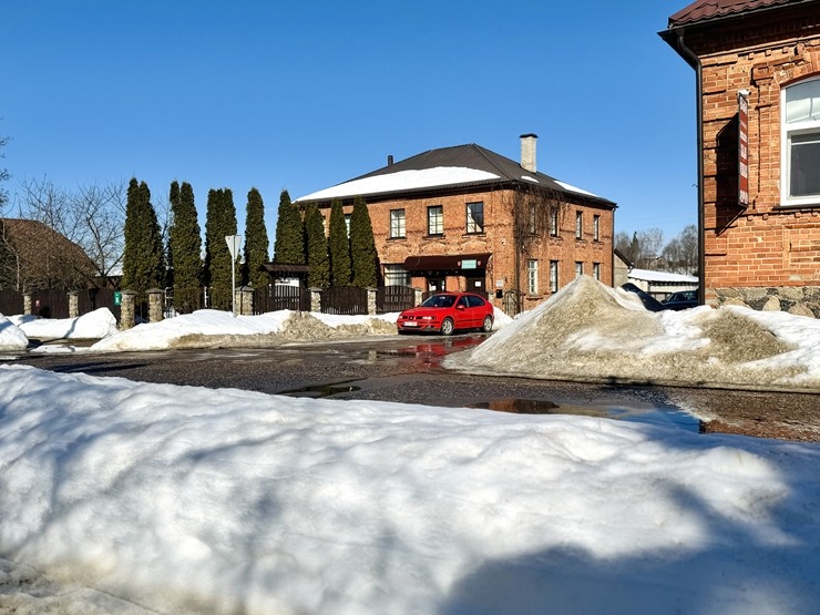 Sniegiem bagātā Dagda Krāslavas novadā atvadās no ziemas. Foto: Sintija Maļkeviča 387610