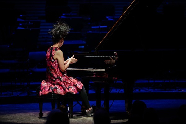 Japāņu džeza fenomens Hiromi kopā ar Liepājas Simfonisko orķestri un diriģentu Gunti Kuzmu rada muzikālu sprādzienu 387952