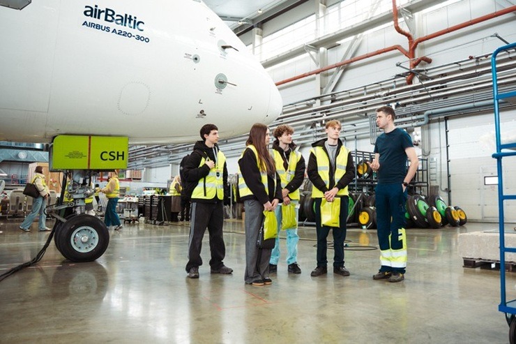 «airBaltic» jau 19. reizi piedalās Ēnu dienā, uzņemot 120 ēnot gribētājus no dažādām Latvijas skolām 389078