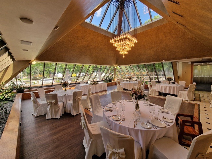 Viesnīca «Radisson Blu Rīdzene» aicina svinētājus uz restorānu «Piramīda» 389089