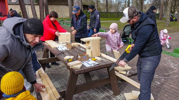 Putnu būrīšu talka Ventspils Bērnu pilsētiņā 389322