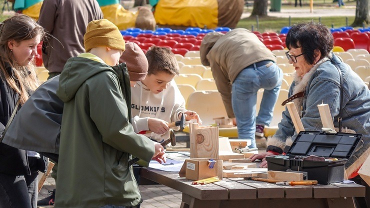 Putnu būrīšu talka Ventspils Bērnu pilsētiņā 389325