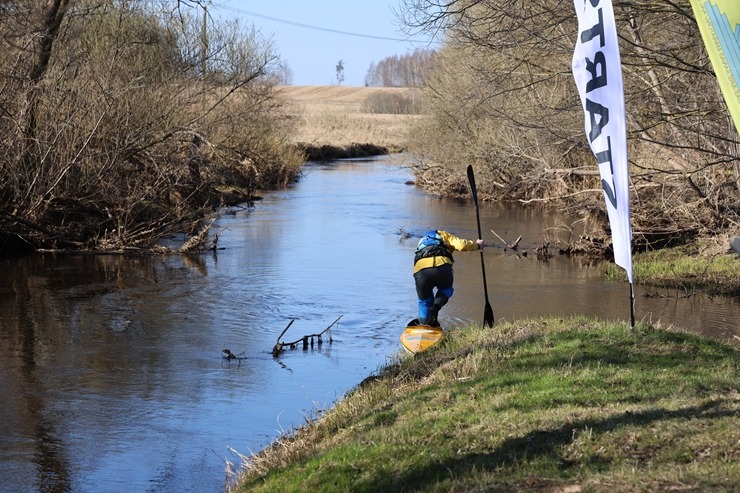 Latvijas airēšanas maratonu čempionāta posms uz Maltas upes Rēzeknes novadā piesaista kuplu sportisku skaitu. Foto: Estravel Latvia 389655