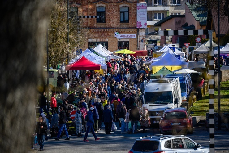 Smiltenes tirgus laikā pilsētas centrā virmo dzīvīga pavasara noskaņa 390193
