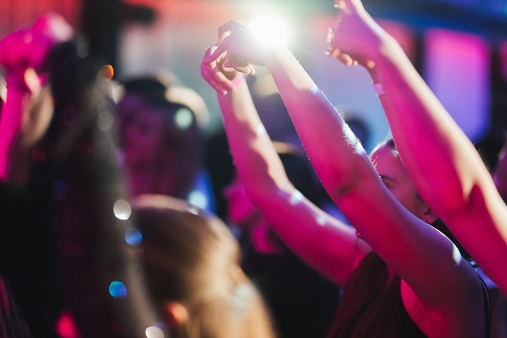 Gada hip-hop mākslinieks Fiņķis plosās Liepājas naktsklubā 390283