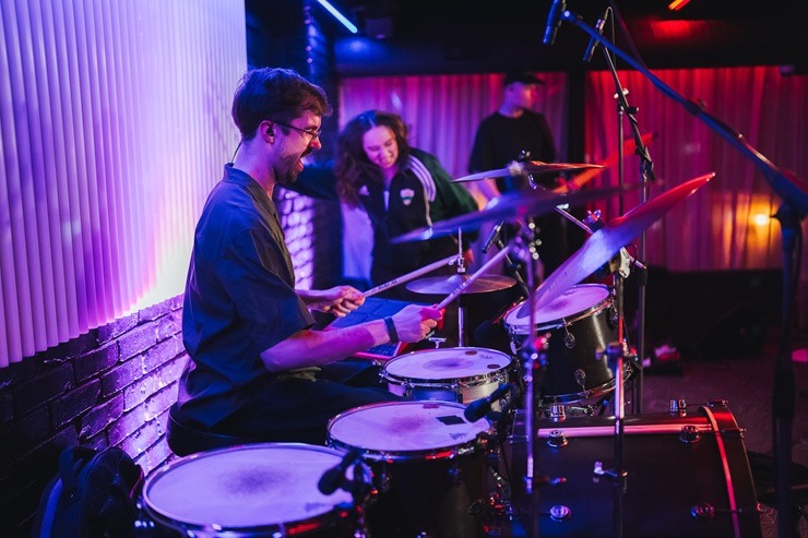 Gada hip-hop mākslinieks Fiņķis plosās Liepājas naktsklubā 390284