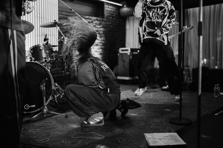 Gada hip-hop mākslinieks Fiņķis plosās Liepājas naktsklubā 390281