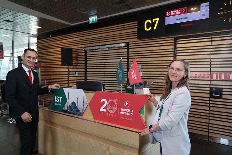 Lidsabiedrība «Turkish Airlines» kopā ar pasažieriem atzīmē 20 gadus Rīgas lidostā 390328