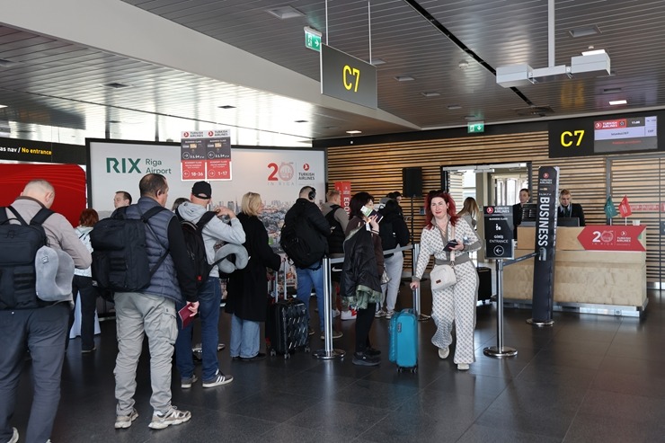 Lidsabiedrība «Turkish Airlines» kopā ar pasažieriem atzīmē 20 gadus Rīgas lidostā 390331