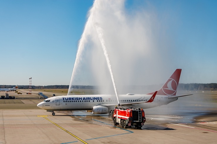 Lidsabiedrība «Turkish Airlines» kopā ar pasažieriem atzīmē 20 gadus Rīgas lidostā. Foto: Mārtiņš Jankovskis (KLV Radošā aģentūra) 390320