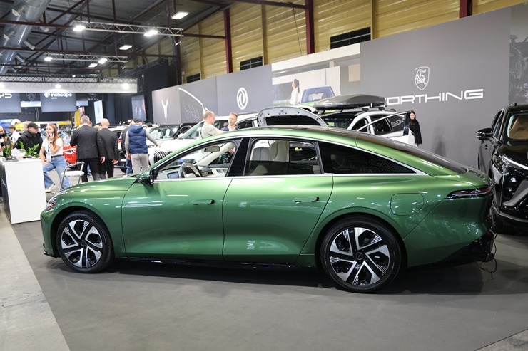 Ķīpsalā pulcējas auto fani uz starptautisko autoindustrijas izstādi 2026 390443