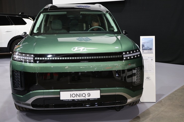 Ķīpsalā pulcējas auto fani uz starptautisko autoindustrijas izstādi 2026 390445
