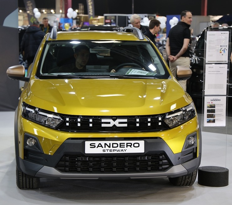 Ķīpsalā pulcējas auto fani uz starptautisko autoindustrijas izstādi 2026 390431
