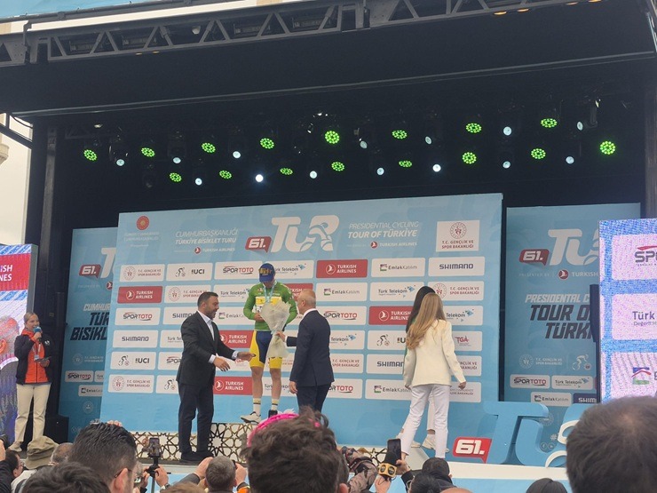 Spītējot aukstumam, Ankarā noslēdzas «Presidential Cycling Tour of Türkiye» 390975