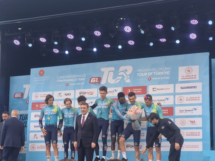 Spītējot aukstumam, Ankarā noslēdzas «Presidential Cycling Tour of Türkiye» 390977