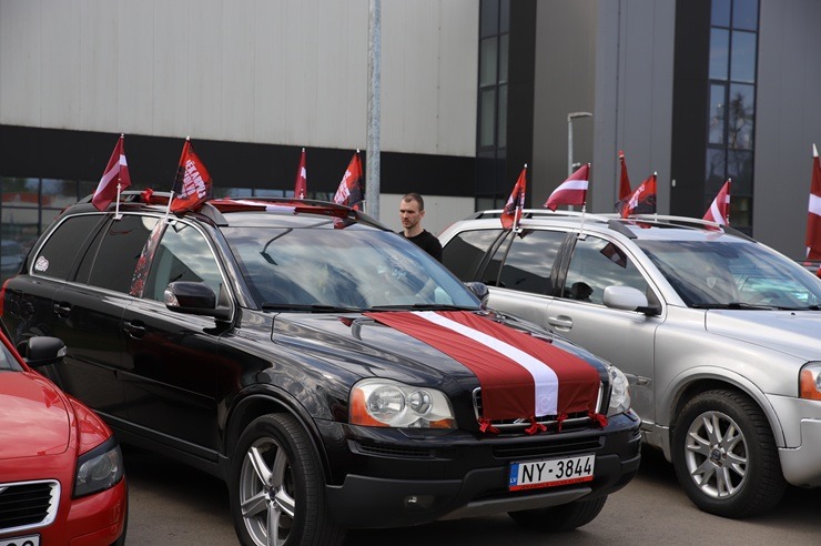 Jēkabpilieši dodas patriotiskā Karogu braucienā 391078