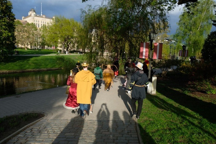 Rīgas ielās manīts milzīgs tarakāns, bruņinieki, raganas, elfi un citas mistiskas radības 391429