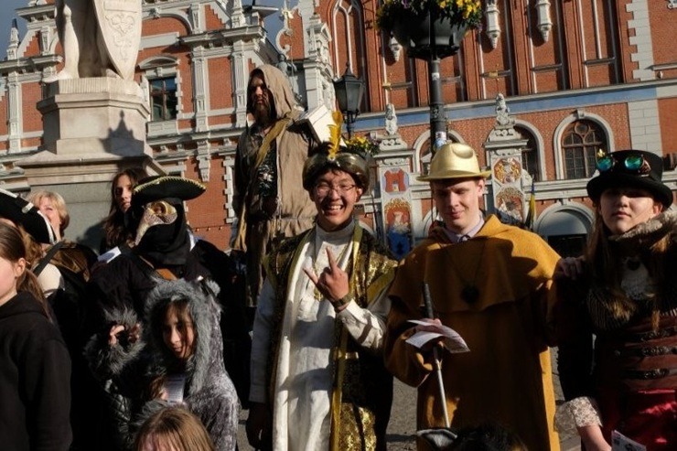 Rīgas ielās manīts milzīgs tarakāns, bruņinieki, raganas, elfi un citas mistiskas radības 391431