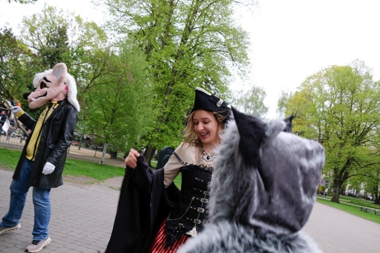 Rīgas ielās manīts milzīgs tarakāns, bruņinieki, raganas, elfi un citas mistiskas radības 391418
