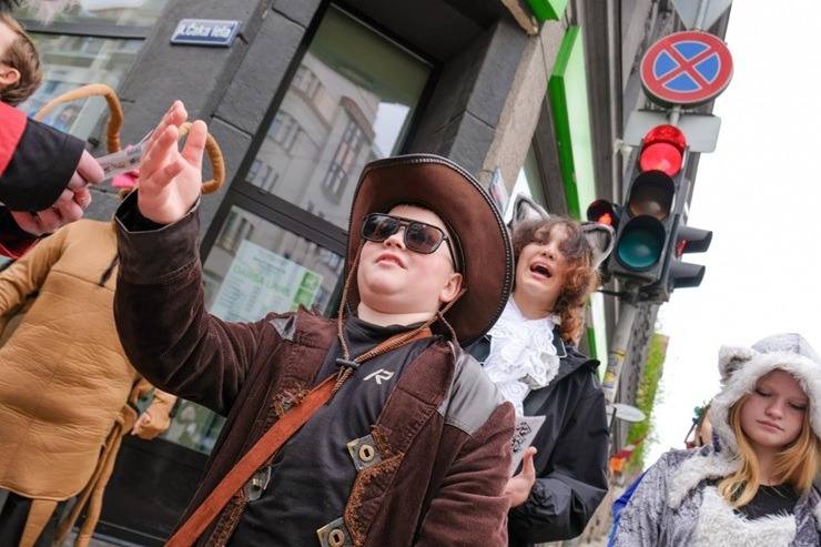 Rīgas ielās manīts milzīgs tarakāns, bruņinieki, raganas, elfi un citas mistiskas radības 391419