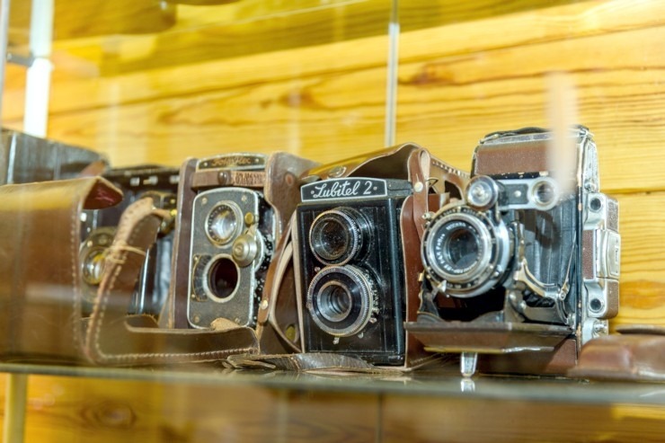 Preiļu «Pliča sātā» ir skatāma apjomīga fotoaparātu izstāde ar stāstu par fotogrāfijas vēsturi. Foto: Visitpreili.lv 391447
