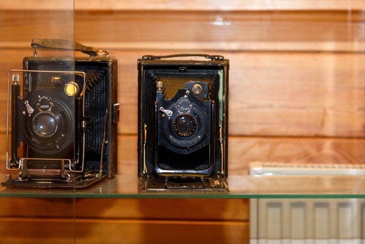 Preiļu «Pliča sātā» ir skatāma apjomīga fotoaparātu izstāde ar stāstu par fotogrāfijas vēsturi. Foto: Visitpreili.lv 391450