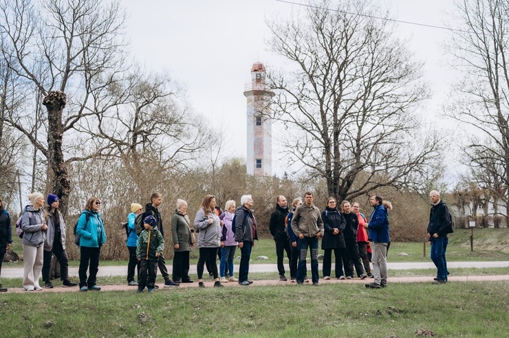 Gids Jānis Zariņš piedāvā izzinošu pārgājienu «Ainažiem–100». Foto: Lauma Dūmiņa (Foto feja) 391477