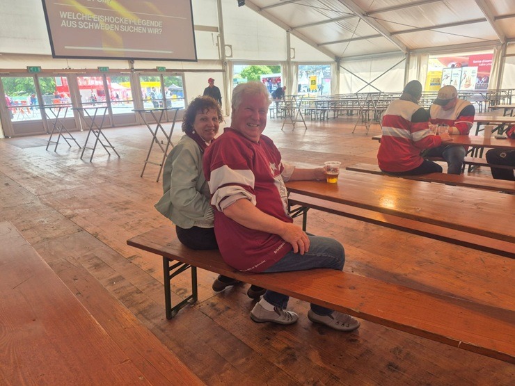 Šveicieši Cīrihē notiekošajā pasaules čempionātā hokejā sarūpē lielisku fanu zonu 391833