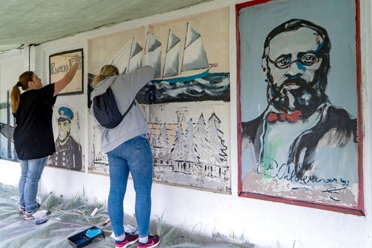 Vecmīlgrāvī atjaunota ostas sēta - brīvdabas izstāde iemirdzas jaunās krāsās. Foto: Uģis Bērziņš 391875