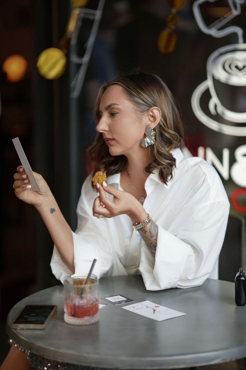 Rīgas kafejnīca «Innocent» kopā ar skaistumkopšanas salonu atzīmē vasaras sezonas atklāšanu «White and Shine» stilā. Foto: Alise Priekule 392090