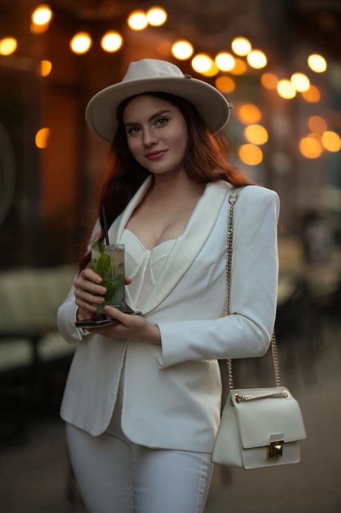Rīgas kafejnīca «Innocent» kopā ar skaistumkopšanas salonu atzīmē vasaras sezonas atklāšanu «White and Shine» stilā. Foto: Alise Priekule 392095