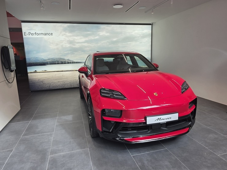 Pārdaugavā tiek atklāts jaunais «Porsche centrs Lidosta» 392387