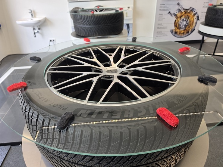 Pārdaugavā tiek atklāts jaunais «Porsche centrs Lidosta» 392391