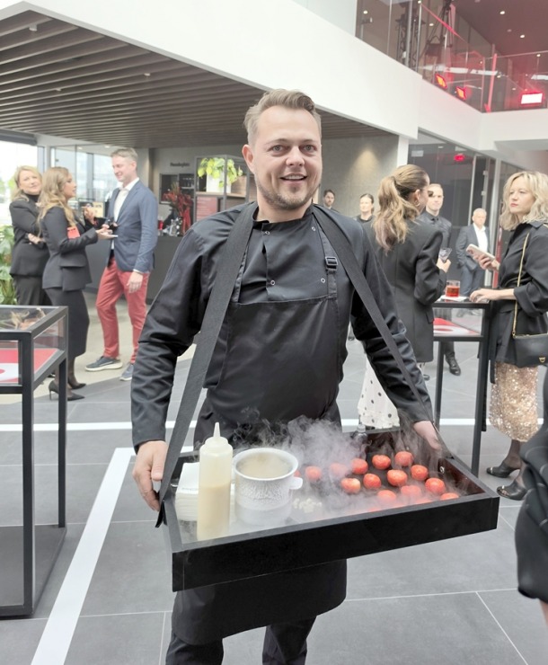Pārdaugavā tiek atklāts jaunais «Porsche centrs Lidosta» 392394