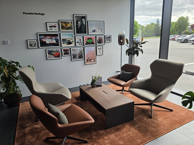 Pārdaugavā tiek atklāts jaunais «Porsche centrs Lidosta» 392395